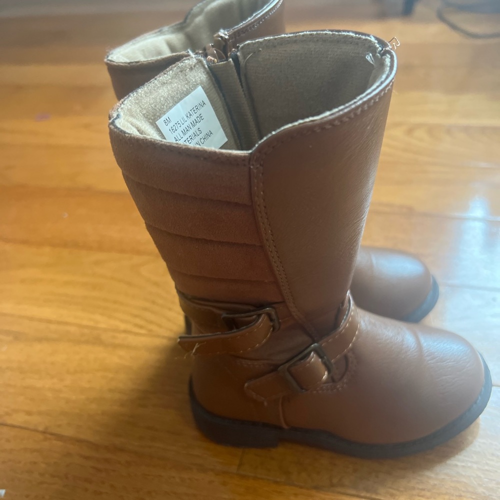 Tall toddler boots perfect for the fall. Size 8